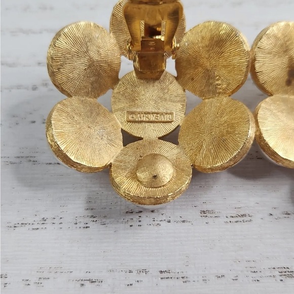 VINTAGE Givenchy Gold Tone Faux Pearl Flower Cluster Clip on Earrings - Picture 9 of 10